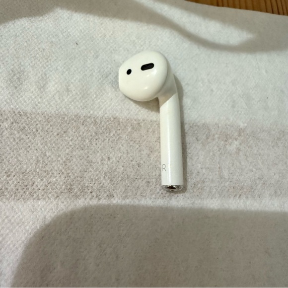 Apple AirPods 1st Gen - Right AirPod and Case Only - Picture 7 of 8